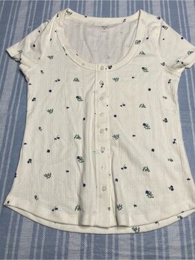 SO Junior off-white top with blue flowers.